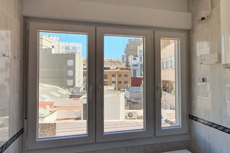 PVC oscilobatiente con 3 hojas irregulares y mosquitera plisada