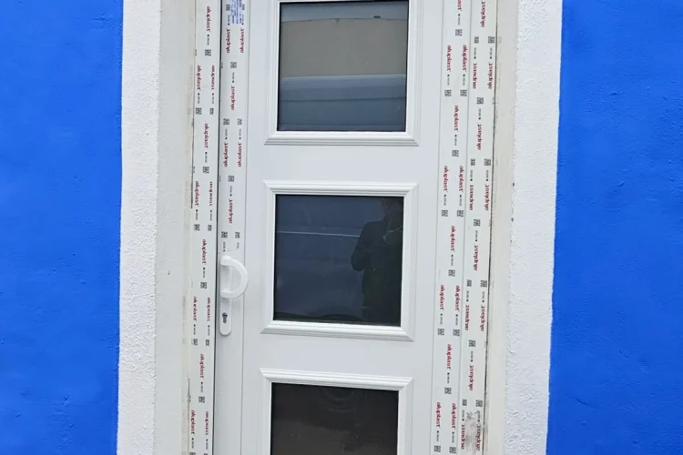 Puerta de calle de materiales de PVC y Aluminio color blanco